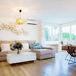 Beautiful Spacious Two Bed Facing The Ocean!