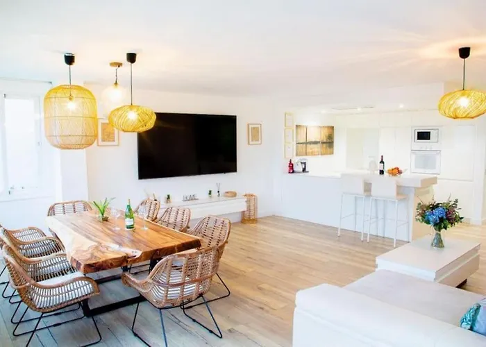 Beautiful Spacious Two Bed Facing The Ocean!