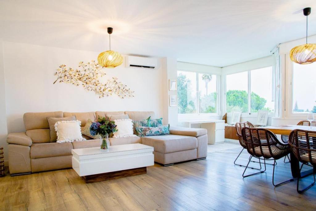 Beautiful Spacious Two Bed Facing The Ocean! Marbella